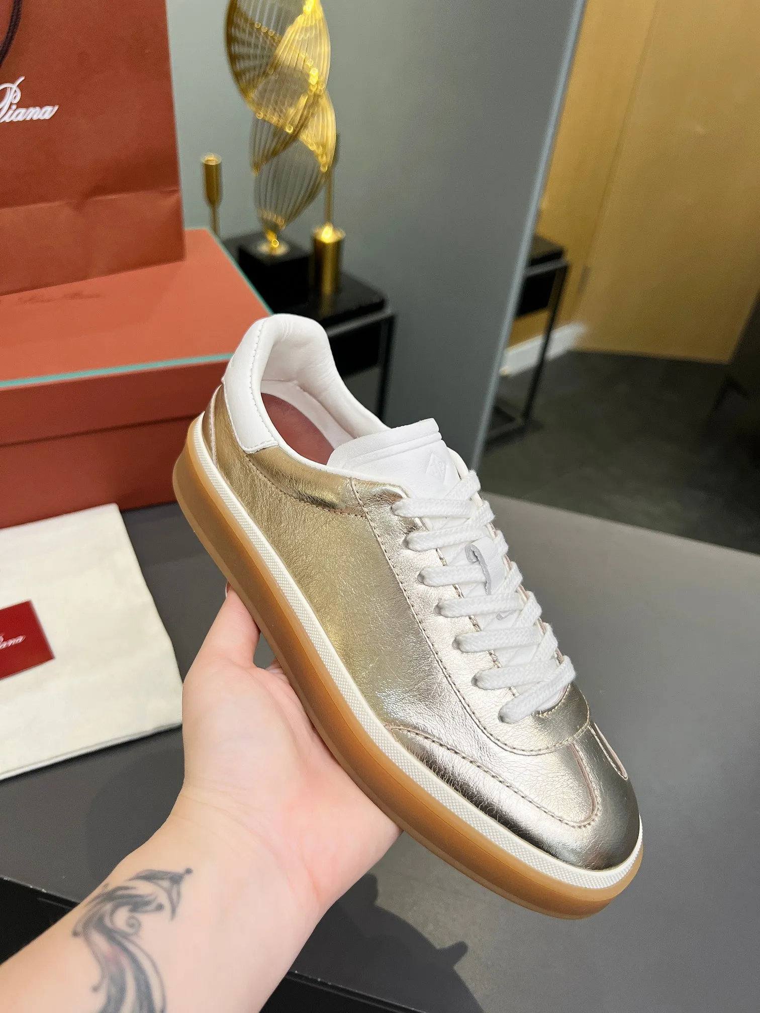 Men's shoes 💰600 purchasing agent, high version 🦅⛳️ Italy [Loro Piana] Tennis walk series LP couple's moral training shoes casual sports shoes sneakers 🎁🎁 Original purchase development and production This new suede tennis shoe adopts an ultra-low design, suitable for wearing all year round 👫👫 The wrapped sole creates an effortlessly attractive color combination that harmoniously blends functionality with understated style, making it the ideal shoe for urban wear. Soft calfskin tongue with Kummel color insert at the heel, cotton lace upper with embossed LP logo, cowhide suede sole, rubber-lined calfskin ✦Upper: imported first-layer cowhide➕customized original cowhide ✦lining: cowhide lining➕cowhide insole ✦sole: original molded TPR ultra-light outsole ✦packaging: original complete package ✦Female size: 35--40 ✦Male size: 39--45